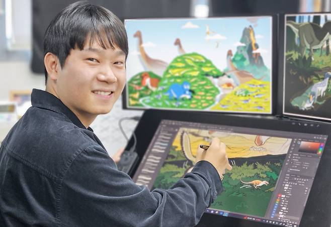 최유식 작가가 지난달 24일 경기 부천시에 있는 작업실에서 조선비즈와 인터뷰하고 있다. 최 작가는 "팔레오아트는 고생물학자와의 끊임없는 자문과 수정을 통해 완성된다"고 말했다./송복규 기자