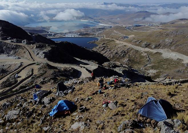 페루 원주민 공동체가 중국 기업 MMG가 소유한 페루 최대 구리 광산 부지에 조상 대대로 이어온 땅을 돌려달라며 시위를 벌이고 있는 모습. / 로이터 연합뉴스