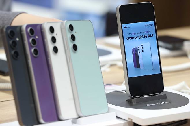 삼성전자가 지난해 3월 진행한 '원(One) UI 6.1' 소프트웨어 적용 대상 모델인 갤럭시S23 FE./연합뉴스