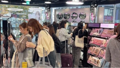 서울 중구 '올리브영 명동 타운' 색조 코너에서 외국인 관광객들이 상품을 살펴보고 있다. /뉴스1