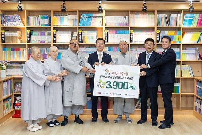 한국도로공사는 가정의 달을 맞이해 지난 16일 한국전력기술, 한국교통안전공단과 함께 김천 새싹길 장난감 도서관에 3900만원을 기부했다고 밝혔다.ⓒ도로공사