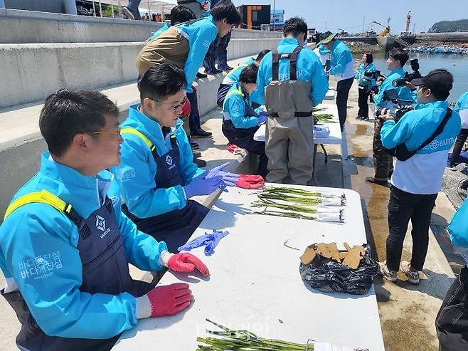 한국수산자원공단 서해본부 관계자들이 민관 합동 바다숲 가꾸기 행사를 하고 있다. ⓒ한국수산자원공단