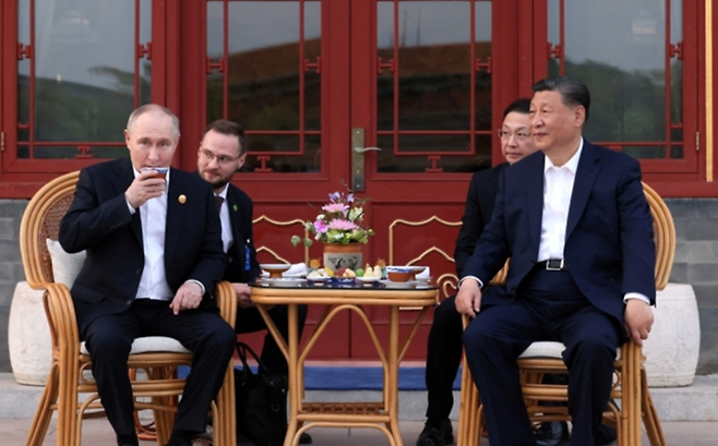 중국을 국빈 방문한 블라디미르 푸틴(왼쪽) 러시아 대통령이 16일(현지시간) 중국 베이징 중난하이에서 시진핑 국가주석과 차를 마시고 있다. ⓒ로이터/연합뉴스