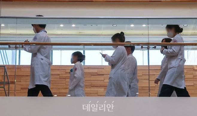 서울의 한 대학병원에서 의료진이 이동하고 있다. ⓒ뉴시스