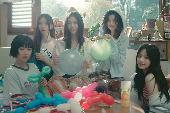 영국 밴드 ‘샤카탁’의 1982년 발표 곡 ‘Easier Said Than Done’과 주요 멜로디 유사성 표절 논란이 제기된 뉴진스의 신곡 ‘Bubble Gum’의 뮤직비디오 한 장면. 어도어 제공
