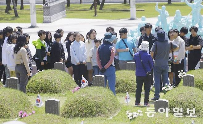 15일 강원도 춘천의 한 중학교 학생들이 광주 북구 운정동 국립5·18민주묘지를 찾아 5·18민주화운동 희생자들의 묘역을 참배하고 있다. 박영철 기자 skyblue@donga.com