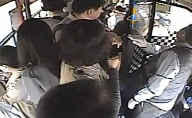 출근길 시내버스 안에서 30대 여성 A 씨가 쓰러지자 승객들이 쳐다보는 모습. 사진=김포소방서 제공