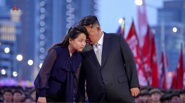 김정은 북한 국무위원장과 딸 주애가 지난 14일 평양 전위거리 준공식에 참석한 모습. 사진= 자유아시아방송(RFA)
