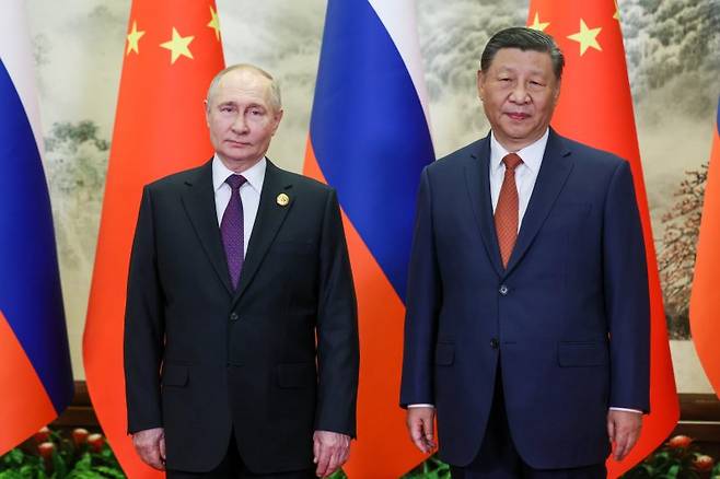 러시아의 블라디미르 푸틴 대통령(왼쪽)이 16일 중국 베이징의 인민대회당에서 시진핑 중국 국가주석과 함께 사진을 찍고 있다.타스연합뉴스