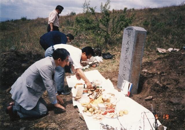 1985년 중국 룽징(용정) 변두리에 있는 윤동주 시인의 묘를 찾은 뒤 절하고 있는 오무라 마스오 교수. 한겨레 자료사진