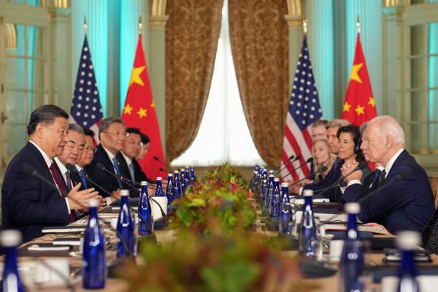 조 바이든 미국 대통령(오른쪽에서 첫 번째)이 지난해 11월 15일 캘리포니아주 샌프란시스코 인근 우드사이드에서 아시아태평양경제협력체(APEC) 회의를 계기로 열린 미중 정상회담에 참석해 시진핑 중국 국가주석(왼쪽에서 첫 번째)의 발언을 듣고 있다. AP 연합뉴스