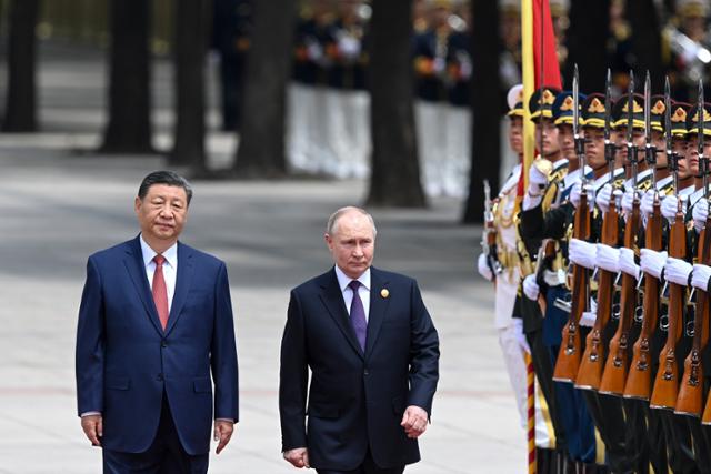 시진핑(왼쪽) 중국 국가주석이 16일 중국을 방문한 블라디미르 푸틴 러시아 대통령과 함께 의장대를 사열하고 있다. 베이징=AP 뉴시스