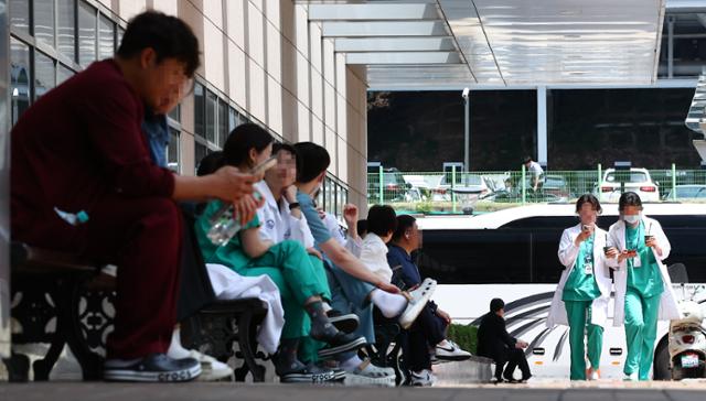 17일 서울 시내 한 대학병원에서 의료진이 벤치에 앉아 휴식을 취하고 있다. 뉴시스