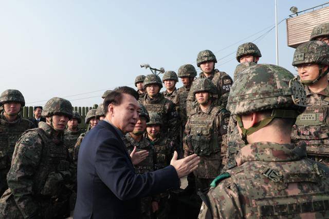 윤석열 대통령이 지난해 12월 28일 경기 연천군 중부전선 육군 제5보병사단 열쇠전망대를 방문해 최전방에서 경계 작전 중인 장병들을 격려하고 있다. 대통령실 제공