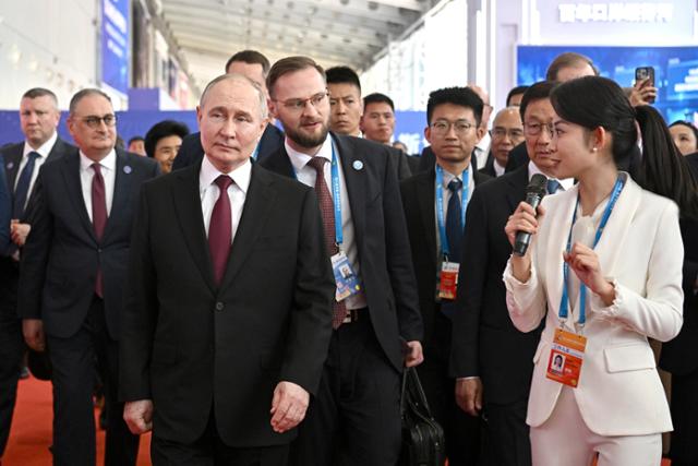 블라디미르 푸틴(앞줄 왼쪽) 러시아 대통령이 17일 중국 헤이룽장성 하얼빈에서 개막한 러시아-중국 엑스포를 관람하고 있다. 하얼빈=AP 뉴시스