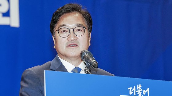 더불어민주당 국회의장 후보로 당선된 우원식 의원이 16일 서울 여의도 국회 의원회관에서 열린 제22대 국회 전반기 국회의장단 후보 선출을 위한 더불어민주당 당선자총회에서 당선 소감을 밝히고 있다. 뉴스1