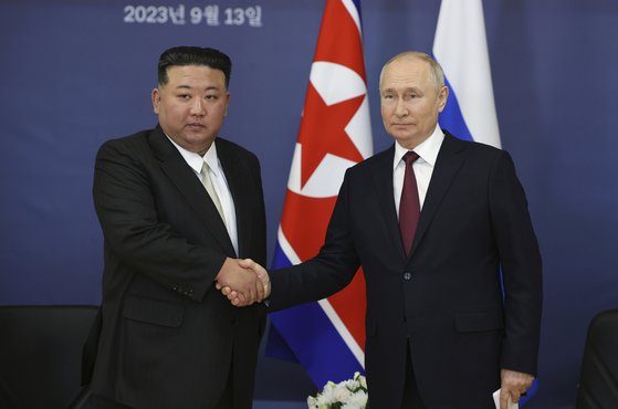 블라디미르 푸틴 러시아 대통령(오른쪽)과 김정은 북한 국무위원장이 2023년 9월 러시아 보스토치니 우주기지에서 회담 중 악수하는 모습. AP=연합뉴스