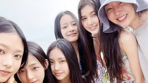 '어텐션' 뮤직 비디오 촬영지에서 뉴진스 멤버와 민희진 대표가 함께 찍은 사진. 왼쪽부터 해린, 민지, 혜인, 하니, 다니엘, 민 대표. 사진 민희진 제공