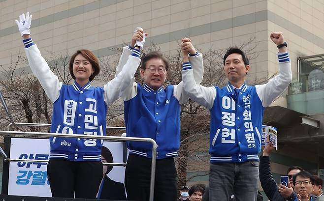 이재명 더불어민주당 대표가 3월 서울 광진구 건대입구 롯데백화점 앞에서 고민정(맨 왼쪽), 이정헌(맨 오른쪽) 후보의 선거 지원 유세를 하고 있다. /뉴시스