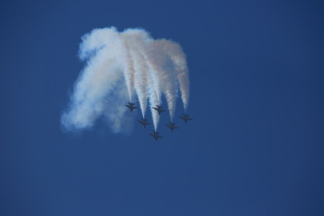 공군 제8전투비행단 소속 블랙이글스가 경유스모크를 내뿜으며 에어쇼를 하고 있다.