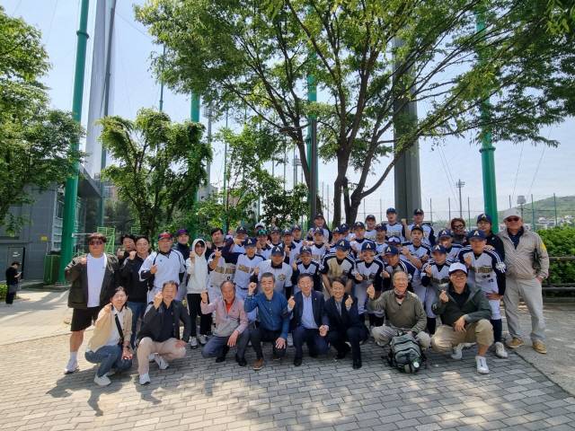 ▲ 상동고 야구부 학부모와 상동고총동문회원들이 첫 승리를 거둔 선수들을 격려하고 있다.