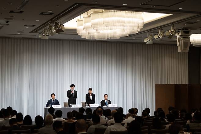 2023년 9월 7일 자니스 사무소가 도쿄에서 기자회견을 열어 창업자 겸 전 사장 쟈니 기타가와의 성착취 의혹에 대해 인정하고 사죄했다. 게티이미지