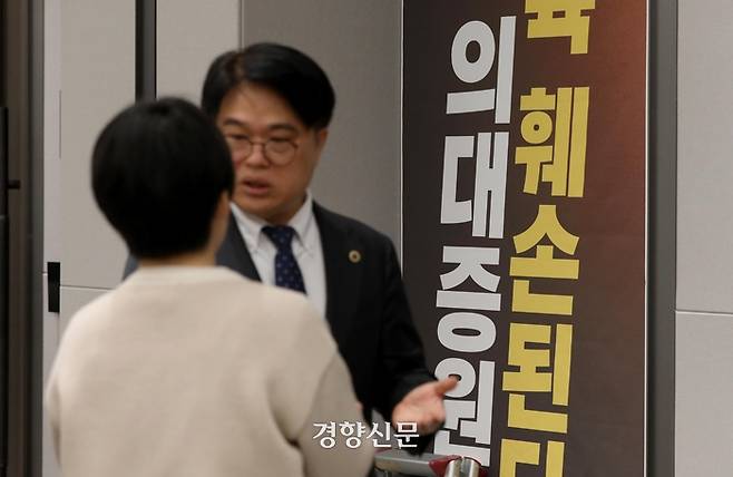 의료계가 의대 증원 결정의 효력을 멈춰달라는 집행정지 사건의 항고심 결정이 내려진 지난 16일 서울 용산구 의사협회에서 열린 2005년도 수가협상에 대한 의협 입장 발표 기자회견을 마친 임현택 회장이 대화하고 있다. 김창길기자