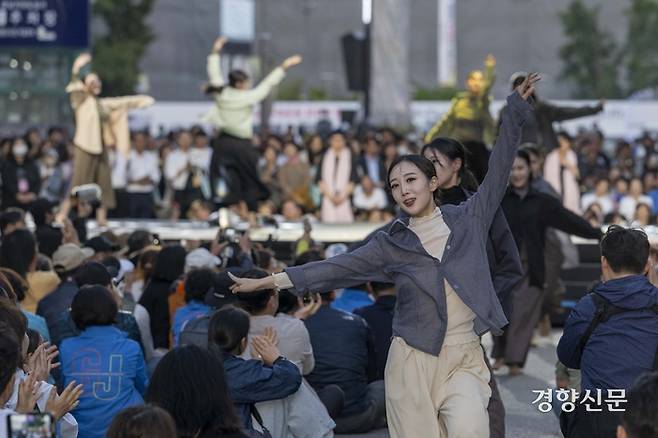 17일 오후 광주 동구 금남로에서 열린 제44주년 5·18 민주화운동 전야제에서 공연이 펼쳐지고 있다. 사진공동취재단