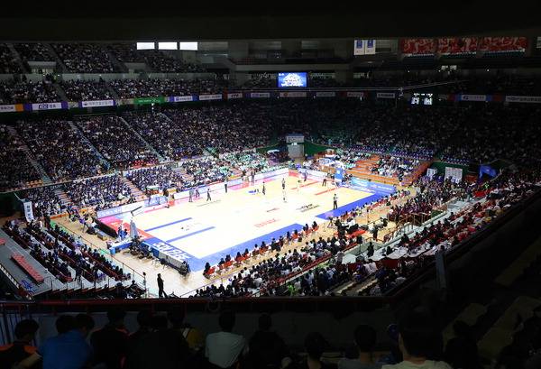 사직체육관 전광판. 크기가 작아 올해 내 4배 규모로 확대된다. 연합뉴스