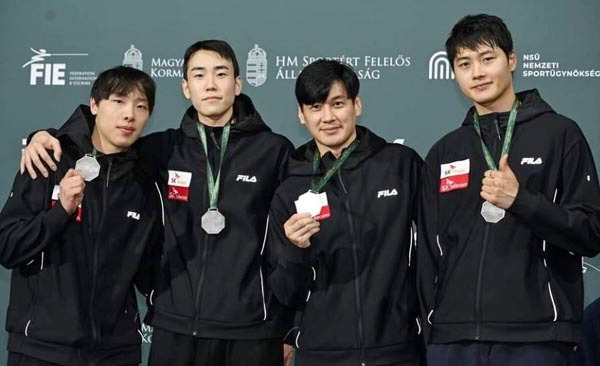 파리 올림픽 출전이 확정된 한국 남자 사브르 대표팀의 박상원(왼쪽부터) 도경동 구본길 오상욱. 연합뉴스