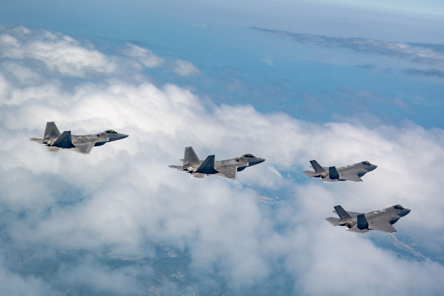 공군이 16일 미 공군의 F-22 2대와 한국 공군의 F-35A 스텔스 전투기 2대가 충청지역 상공에서 근접 공중전투 기동훈련을 했다고 밝혔다. 사진은 미 공군 F-22와 한국 공군 F-35A가 연합 훈련을 하는 모습. 연합뉴스