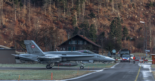 스위스군의 최신 스텔스기 F-35의 중국 스파이 보안 문제가 제기된 마이링겐 공군기지에서 스위스 공군기가 이동하는 모습. [출처=구글지도]