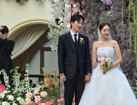 개그맨 김기리와 배우 문지인이 오늘(17일) 서울에서 결혼식을 올리며, 공식적으로 부부의 연을 맺었다.사진=동료 개그맨 제공