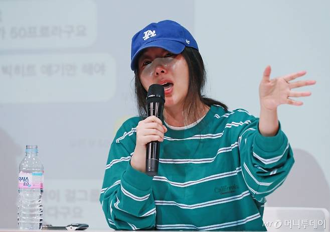 하이브와 대립하고 있는 민희진 어도어 대표가 25일 오후 서울 강남구 한국컨퍼런스센터 대강당에서 진행된 긴급 기자회견에서 질문에 답하고 있다. /2024.04.25 /사진=이동훈