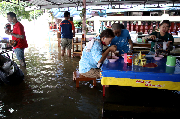 태국 정부가 기후 변화로 인해 수도 이전을 논의한다. 사진은 지난 2022년 침수된 태국 방콕 외곽 지역. /사진=로이터