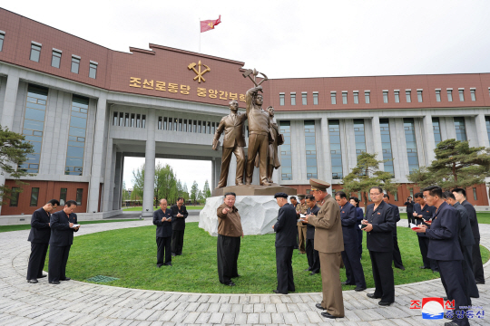 김정은 북한 국무위원장이 지난 15일 조선노동당 중앙간부학원을 찾아 관계자들을 지도하고 있다. 연합뉴스