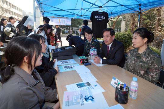 김선호 국방부 차관이 지난해 3월 14일 서울 용산구 숙명여자대학교 학군단에서 서울권역 여자대학 후보생들과 간담회를 갖기에 앞서 ROTC 모집 홍보 부스를 방문해 학생들과 상담을 하고 있다. 국방일보 제공
