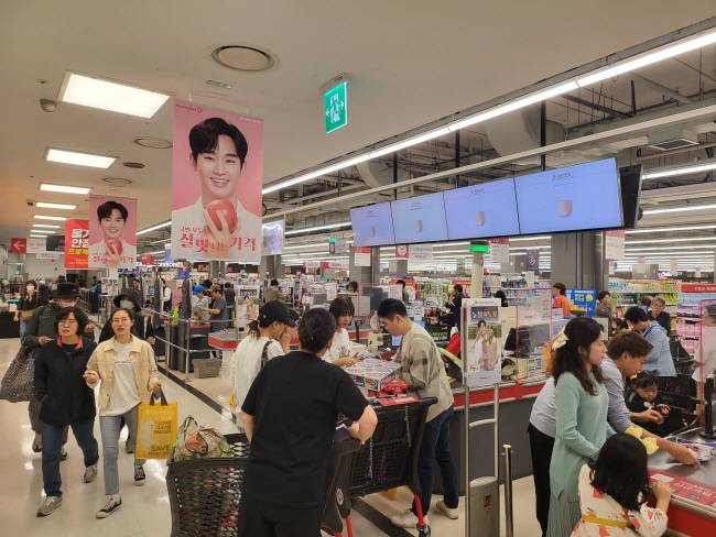 15일 서울 마포구 성산동 서울월드컵경기장 월드컵몰 내 한 대형마트는 손님이 북적이고 있다.  서울시설공단 제공
