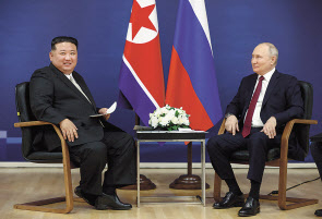 블라디미르 푸틴 러시아 대통령(오른쪽)과 김정은 북한 국무위원장 [로이터]