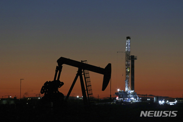 [미들랜드=AP/뉴시스]미국의 인플레이션 완화 신호 등으로 유가가 상승했다.사진은 2018년 10월9일 미국 텍사스주 미들랜드의 석유 굴착기와 펌프 잭(pump jack)의 모습. 2024.05.17.