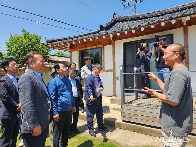 [강진=뉴시스] 강지은 기자 = 이상민 행정안전부 장관이 지난 16일 전남 강진군의 지방소멸 대응을 위한 빈집 리모델링 현장을 찾아 입주자 이상준(38)씨와 대화하고 있다. 2024.5.16 photo@newsis.com