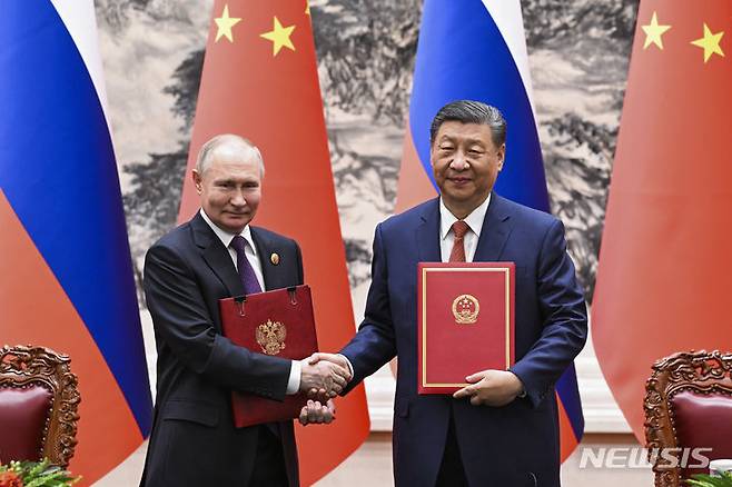 [베이징=AP/뉴시스] 신화통신이 공개한 사진에서 블라디미르 푸틴 러시아 대통령, 시진핑 중국 국가주석이 16일 중국 베이징에서 공동성명서를 들고 기념촬영을 하고 있다. 2024.05.17.