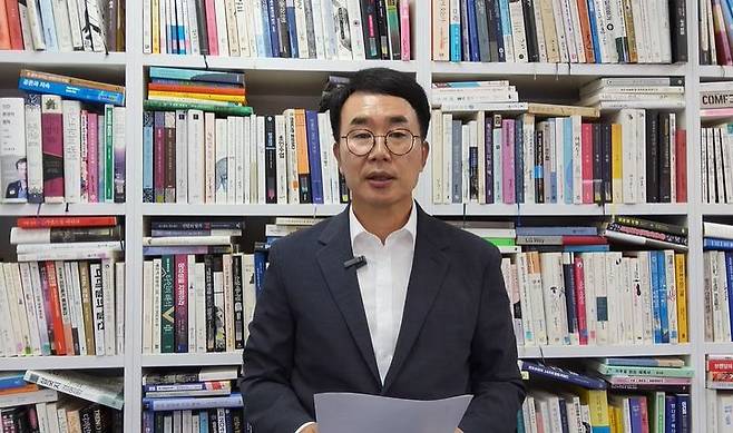 [서울=뉴시스] HLB그룹 진양곤 회장이 17일 오전 유튜브를 통해 '리보세라닙' 관련 발표를 하고 있다. (사진=유튜브 캡쳐) 2024.05.17. photo@newsis.com  *재판매 및 DB 금지