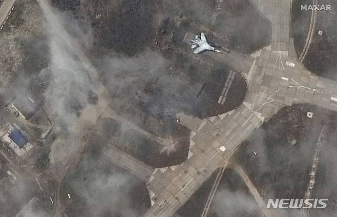 [세바스토폴=AP/뉴시스]우크라이나가 감행한 대규모 공습으로 크름반도는 정전과 발전소 화재를 겪었다. 사진은 맥사 테크놀로지스가 제공한 위성 사진에 16일(현지시각) 크름반도 세바스토폴 인근 벨베크 공군기지에 파괴된 러시아군의 수호이(Su)-27 전투기가 포착된 모습. 2024.05.17.