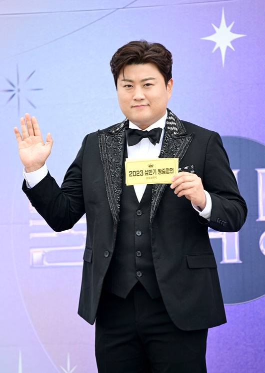 [OSEN=인천, 최규한 기자] 3일 오후 인천 남동체육관에서 KBS '불후의 명곡' 2023년 상반기 왕중왕전 레드카펫 행사가 열렸다.가수 김호중이 레드카펫 행사에 참석해 포즈를 취하고 있다. 2023.07.03 / dreamer@osen.co.kr