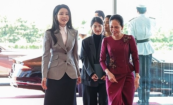 캄보디아 총리 배우자와 이동하는 김건희 여사. 사진=대통령실 제공