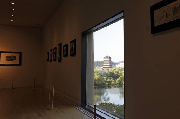 경주 솔거미술관 전시실 창밖으로 펼쳐진 아평지와 황룡원이 한편의 회화 작품처럼 보인다.
