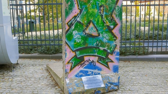 벨기에 브뤼셀에 있는 유럽연합(EU) 본부 마당에 있는 베를린 장벽 조각