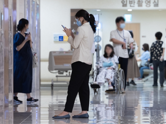 17일 오전 서울 시내의 한 대학병원에서 의료진이 발걸음을 옮기고 있다. 뉴스1
