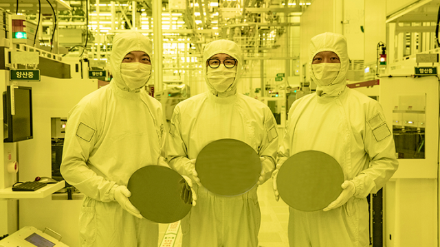 삼성전자 임직원들이 삼성 파운드리 생산라인에서 3나노 웨이퍼를 소개하고 있다. 사진제공=삼성전자
